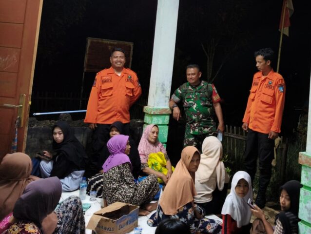 Kodim Serang Kerahkan Babinsa Evakuasi 274 Warga Terdampak Longsor