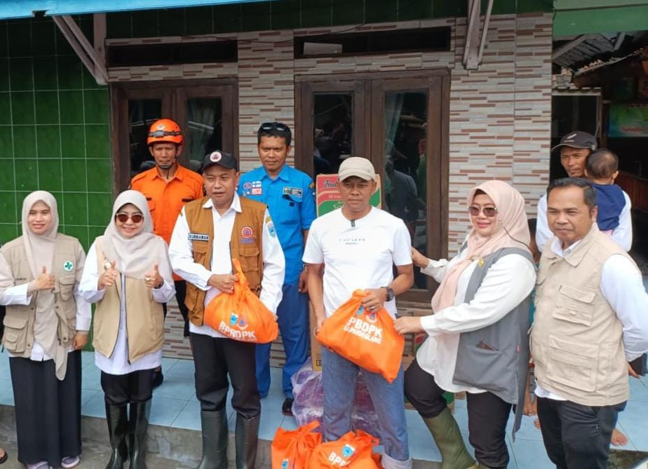 Dampingi Bupati Tinjau Banjir, Kalak BPBD PK Kabupaten Pandeglang: Status Menjadi Tanggap Bencana