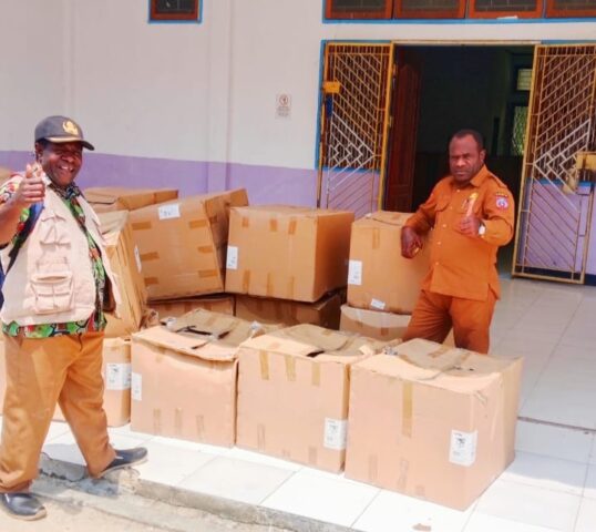 Dispendik Paniai Distribusikan TV Pintar, Kadis Tekankan Disiplin dan Konsistensi