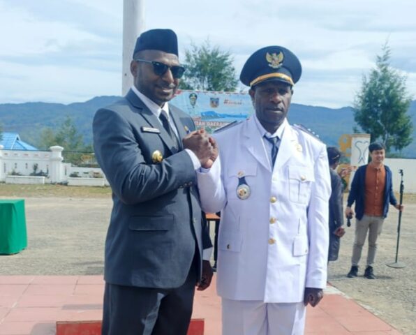 Bupati Paniai Lantik Kepala Distrik Topiyai