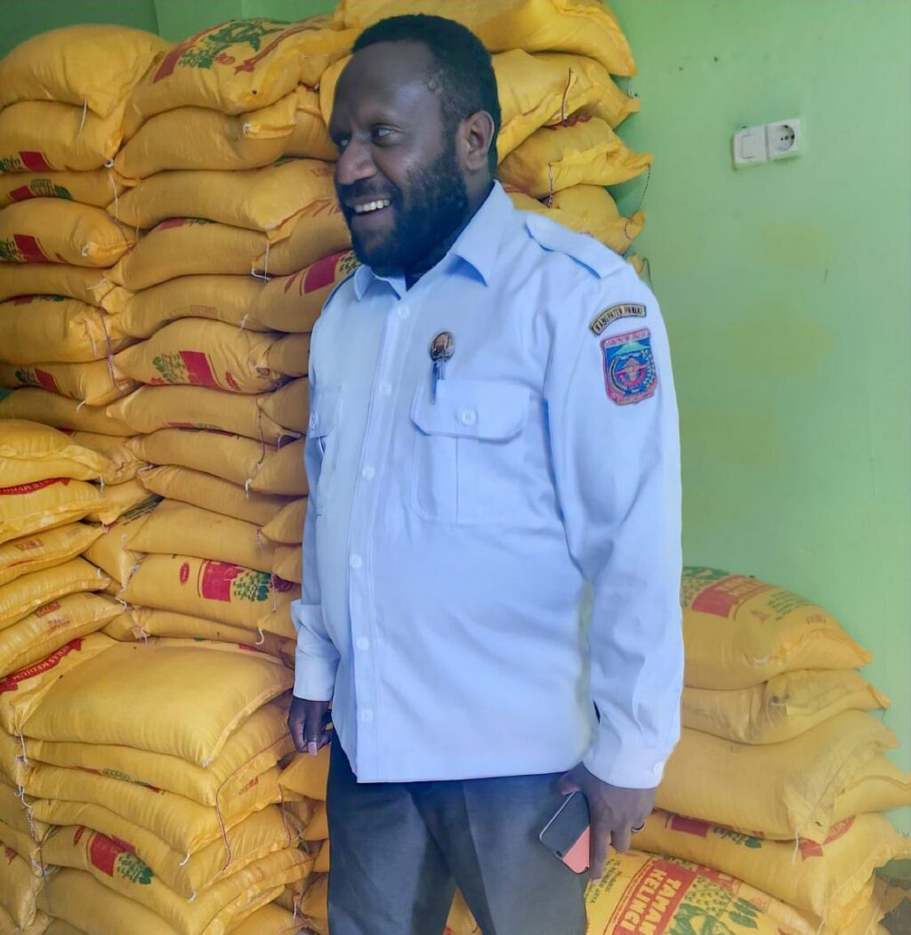 Pemkab Paniai Salurkan 30 Karung Beras untuk Kegiatan Muspasme VIII di Stasi Daidaa Eyagitaida