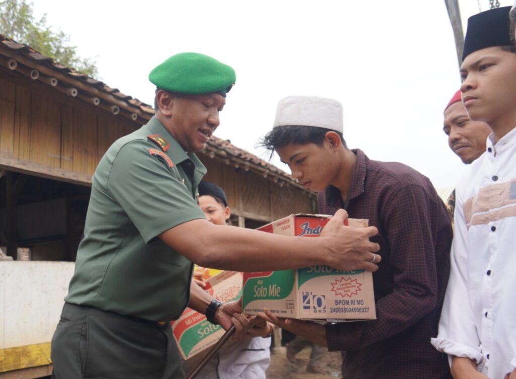 Pengobatan Gratis dan Pembagian Sembako Warnai Kunjungan Danrem 064/MY di Pandeglang Pengobatan Gratis dan Pembagian Sembako Warnai Kunjungan Danrem 064/MY di Pandeglang