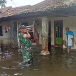 Personel Koramil Carenang Evakuasi Barang Warga Usai Banjir