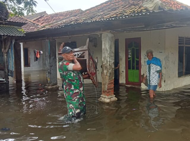 Personel Koramil Carenang Evakuasi Barang Warga Usai Banjir