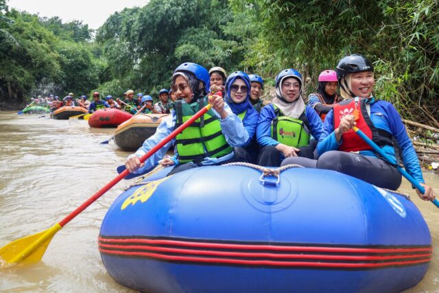 Tinawati Andra Soni Jajal Wisata Air Kali Cibanten