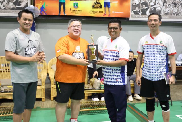 Gubernur Andra Ramaikan Pertandingan Persahabatan BangBro Badminton Triple