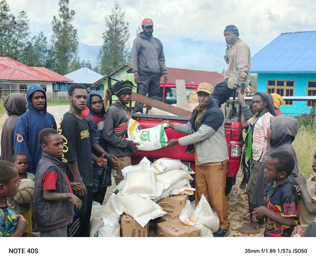 Bantuan Beras Raskin dan BLT Bansos Disalurkan ke 10 Kampung di Distrik Topiyai, Paniai