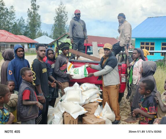 Bantuan Beras Raskin dan BLT Bansos Disalurkan ke 10 Kampung di Distrik Topiyai, Paniai