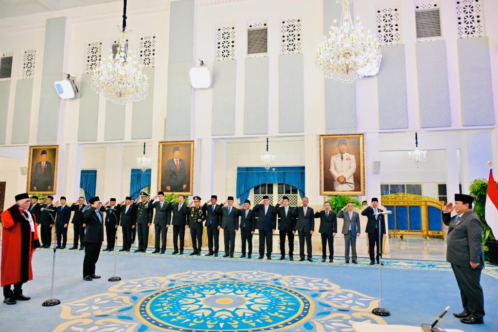 Prabowo Pimpin Sumpah Hakim Konstitusi dan Lantik Wamen Keuangan