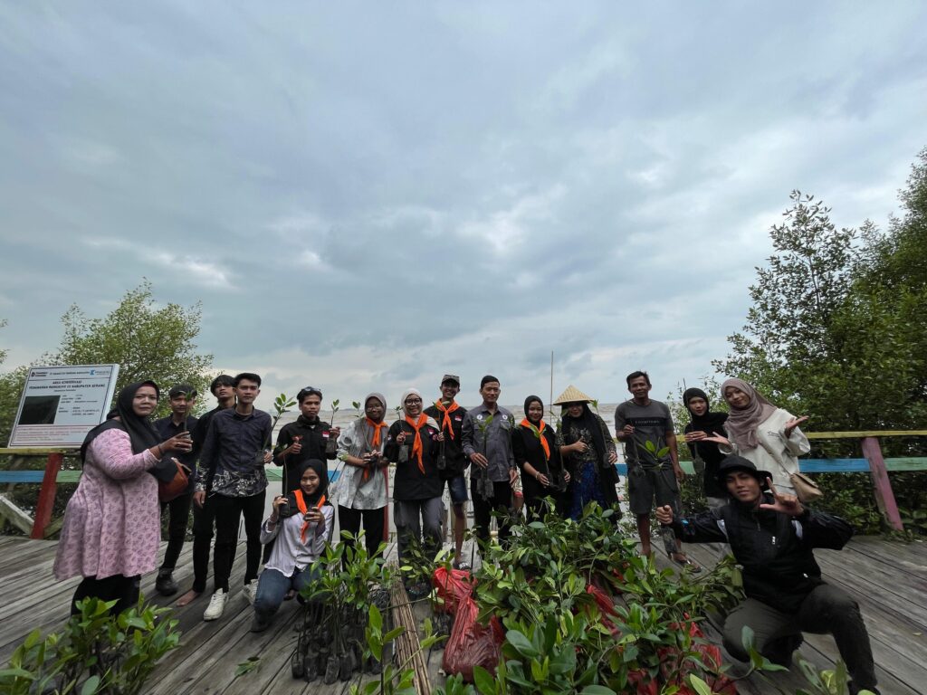 MAPALA GEMPA Unbaja Tanam Mangrove di Pantai Gope Kota Serang