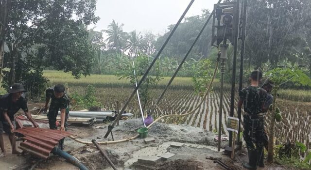 TMMD 127 Bangun Sumur Bor di Majelis Taklim Yaquttaubah Cikeusal