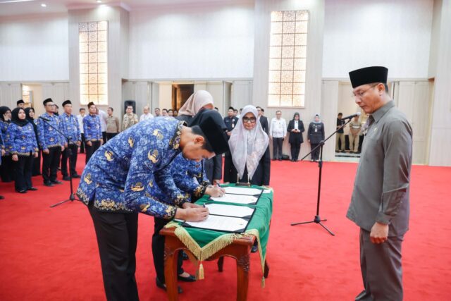 Lantik 37 Pejabat Fungsional, Sekda Deden Apriandhi Pesan ASN Harus Inovatif dan Adaptif