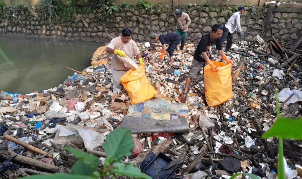 Gerakan Banten ASRI, Puluhan Ton Sampah Kali Sabi Dibersihkan Relawan
