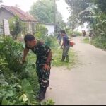 Warga Sukamenak Bersihkan Lingkungan Jalan Bersama Satgas TMMD