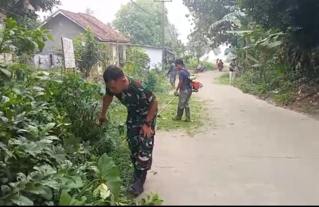 Warga Sukamenak Bersihkan Lingkungan Jalan Bersama Satgas TMMD