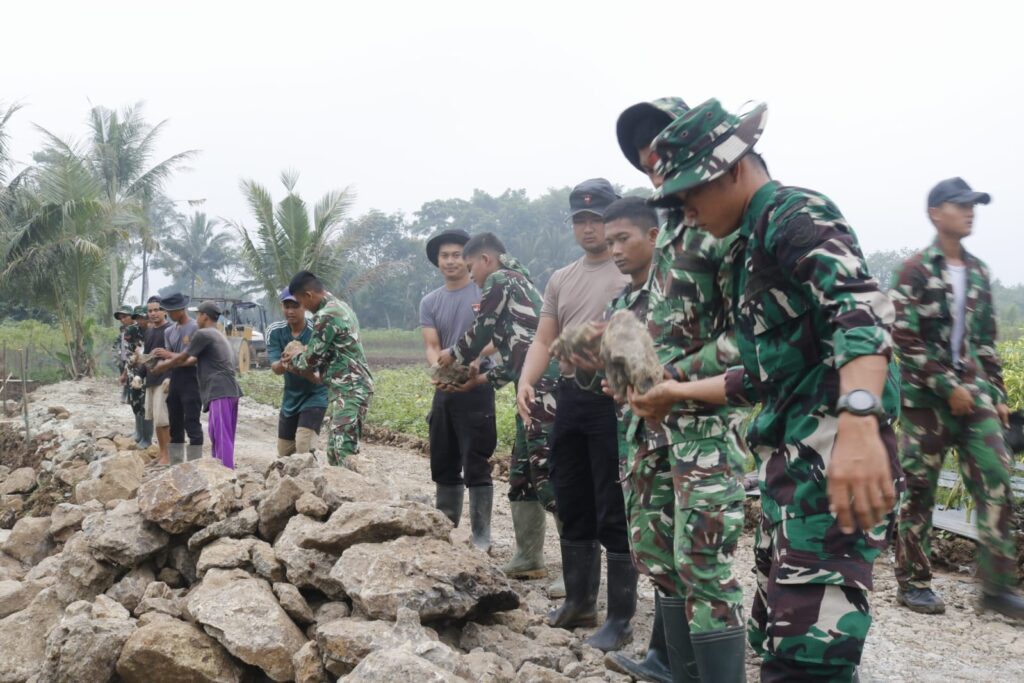Di Antara Tumpukan Batu, Warga Cadas Ngampar Menata Harapan Di Antara Tumpukan Batu, Warga Cadas Ngampar Menata Harapan