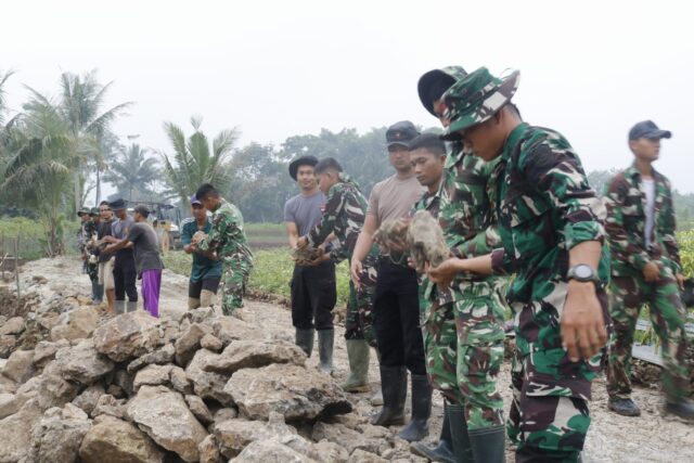 Di Antara Tumpukan Batu, Warga Cadas Ngampar Menata Harapan