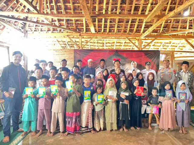 Mahasiswa Resmikan Taman Baca dan Renovasi Masjid di Lebak Gedong