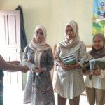 Peduli Umat, Satgas TMMD Kodim 0602/Serang Bagikan 300 Al-Qur’an di Cikeusal