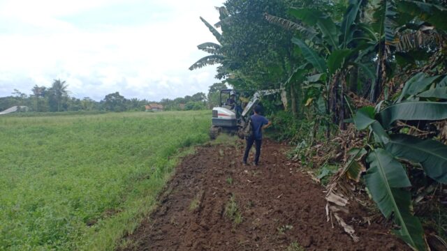 Warga Cadas Ngampar Sambut Pembukaan Jalan Baru Program TMMD 127