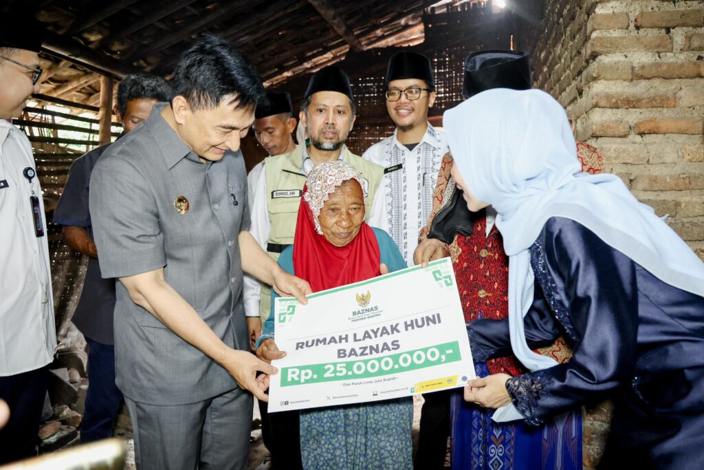 Wagub Dimyati Serahkan Bantuan untuk Renovasi Rumah Tidak Layak Huni di Serang
