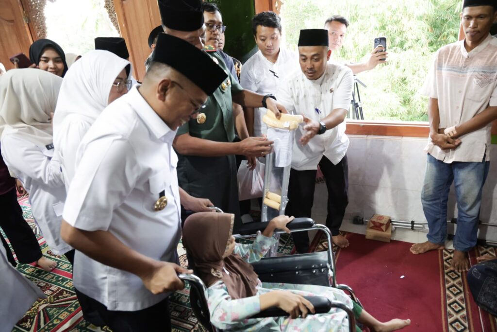 Safari Ramadan, Andra Soni Buka Puasa Bersama Warga Cisata Pandeglang Safari Ramadan, Andra Soni Buka Puasa Bersama Warga Cisata Pandeglang