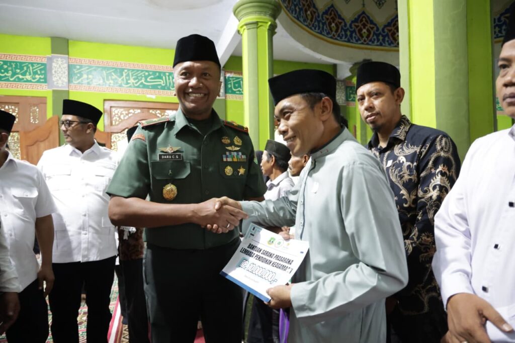 Safari Ramadhan Gubernur Banten bersama Danrem Tegaskan Sinergi, Salurkan Sembako hingga Kursi Roda Safari Ramadhan Gubernur Banten bersama Danrem Tegaskan Sinergi, Salurkan Sembako hingga Kursi Roda