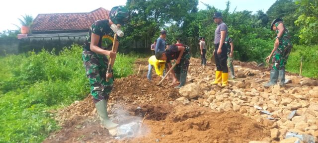 Tekankan Mutu, Kolonel Oke Kistiyanto Kawal Langsung Percepatan TMMD di Sukamenak