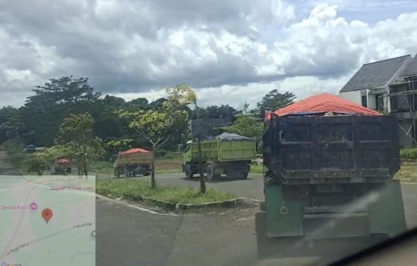 Warga Sindangheula Keluhkan Debu Dump Truck Tambang Pasir