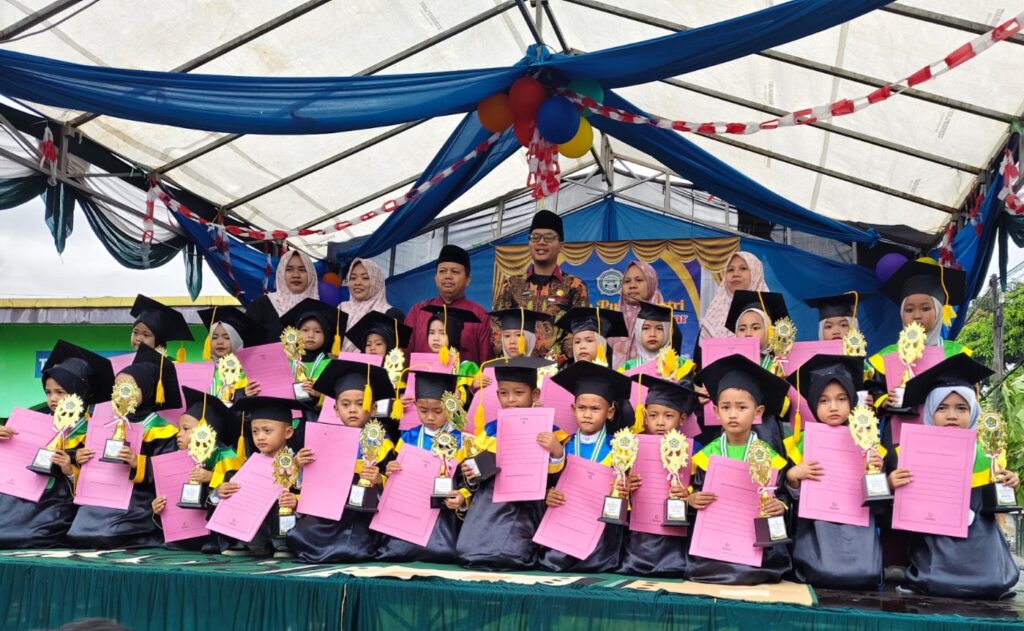 Kades Sindangheula Hadiri Wisuda dan Ihtifalan TKQ–MTGA Miftahul Anwar Benoa Lor