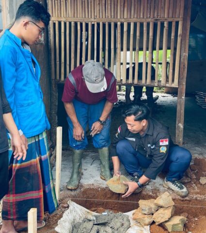 Mahasiswa Bangun Taman Baca dan Renovasi Majlis Ta’lim di Huntara Lebak Gedong