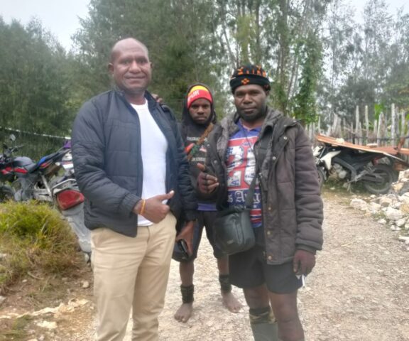 Hanok Pigai Sumbangkan 30 Sak Semen untuk Gereja Kingmi Sion Obaipugaida