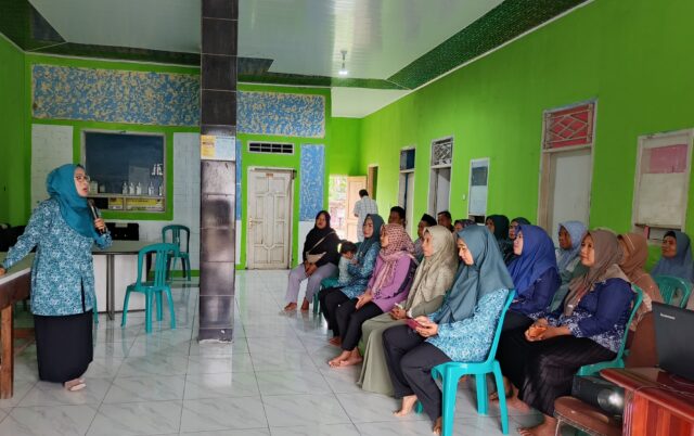 TMMD 127 Kodim Serang, Warga Sukamenak Perkuat Peran Keluarga Lewat Penyuluhan PKK