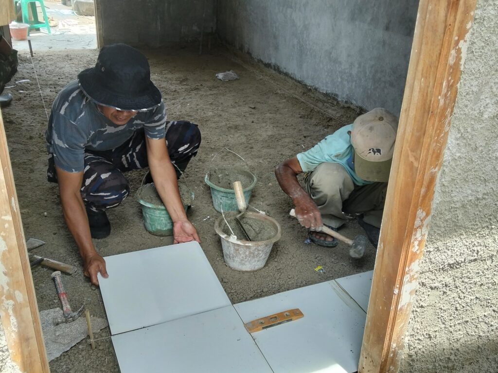 Gotong Royong TMMD 127, Rumah Engki Dipasangi Keramik Gotong Royong TMMD 127, Rumah Engki Dipasangi Keramik