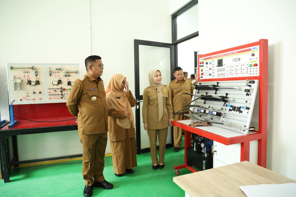 Andra Soni Tinjau Ruang dan Alat Praktik Siswa SMKN 1 Anyer