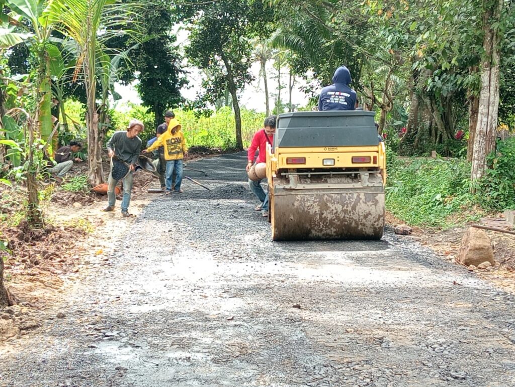 Akses Warga Cadas Ngampar Makin Mulus, Satgas TMMD Mulai Pengaspalan