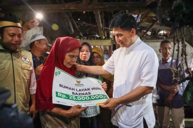 Wagub Dimyati Serahkan Bantuan Renovasi Rumah, Ingatkan Jangan untuk Beli Motor