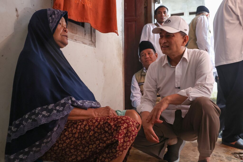 Wagub Dimyati Salurkan Bantuan RTLH ke Lansia yang Sebatangkara di Tangerang