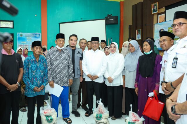 Intervensi Kerentanan Pangan, Andra Soni Salurkan 59 Ton Beras