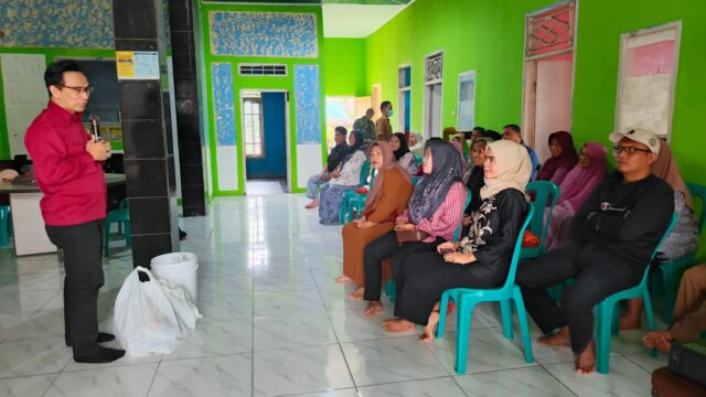 Warga Sukamenak Belajar Kelola Sampah dan Rintis UMKM lewat Program TMMD 127 Kodim Serang