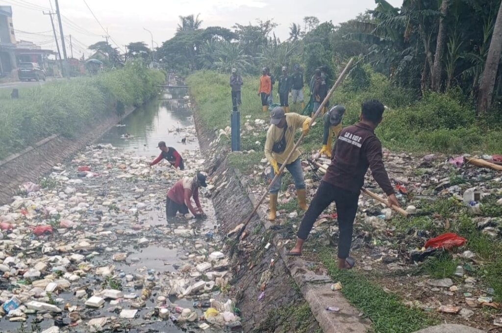 Sampah Tutupi Kali di Tirtayasa Dibersihkan, Warga Apresiasi Respons Cepat Pemkab Serang