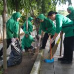 Persit Rem 064 Bersihkan Alun-Alun Serang, Lanjut  Bagikan Takjil kepada Warga