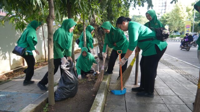 Persit Rem 064 Bersihkan Alun-Alun Serang, Lanjut  Bagikan Takjil kepada Warga