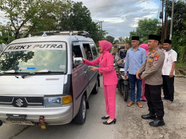 Wakapolres Serang dan Polsek Jawilan Bagikan Takjil kepada Pengguna Jalan