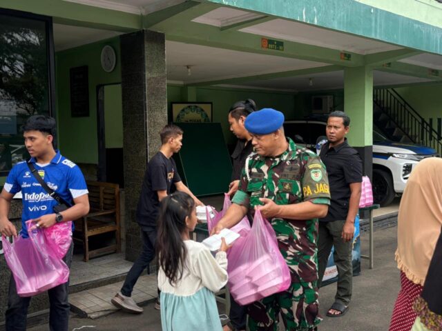 Denpom III/4 Serang dan Padjajaran Motor Bagikan Takjil kepada Pengguna Jalan