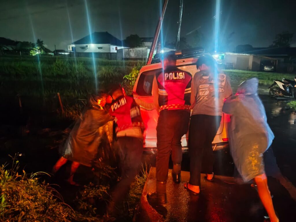 Polisi Bantu Evakuasi Kendaraan Terperosok Saat Patroli Malam di Cikande