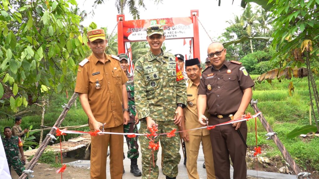 Warga Kampung Mayak Kini Lebih Mudah Beraktivitas Berkat Jembatan Gantung Perintis Garuda Warga Kampung Mayak Kini Lebih Mudah Beraktivitas Berkat Jembatan Gantung Perintis Garuda