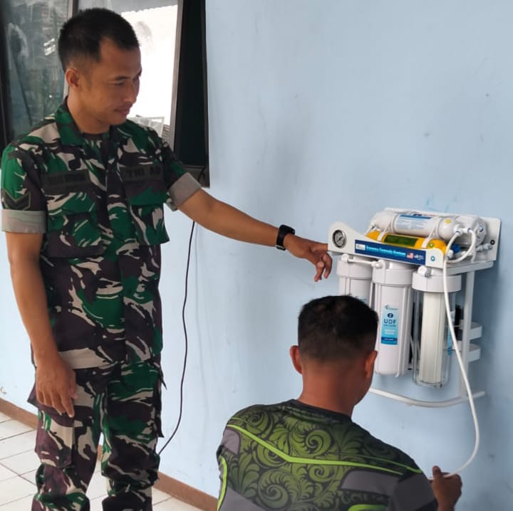 Akses Air Minum Layak di Sekolah, TNI Pasang Water Purifier di SMAN 1 Cikeusal
