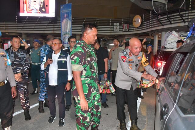 Danrem 064/MY Bersama Gubernur dan Kapolda Banten Tinjau Arus Mudik di Pelabuhan Merak