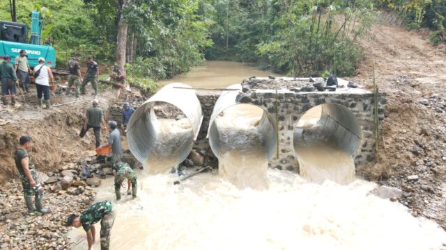 TNI AD Bangun Jembatan Perintis Garuda, Akses Warga Sinarjaya Kembali Terbuka